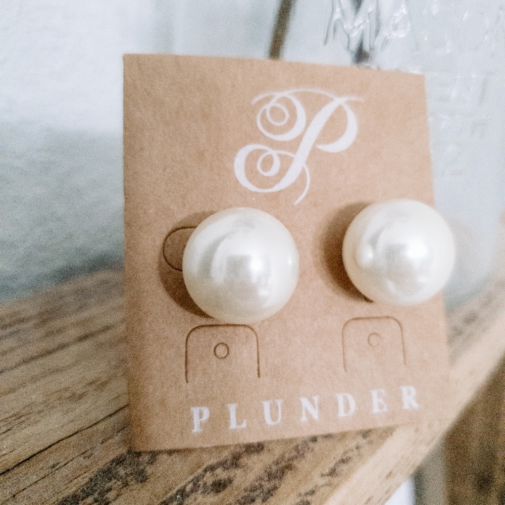 Pearl studs